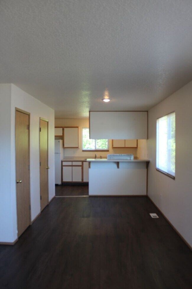 Building Photo - 3 bedroom, 2 1/2 bath home in quiet Scappoose neighborhood near parks