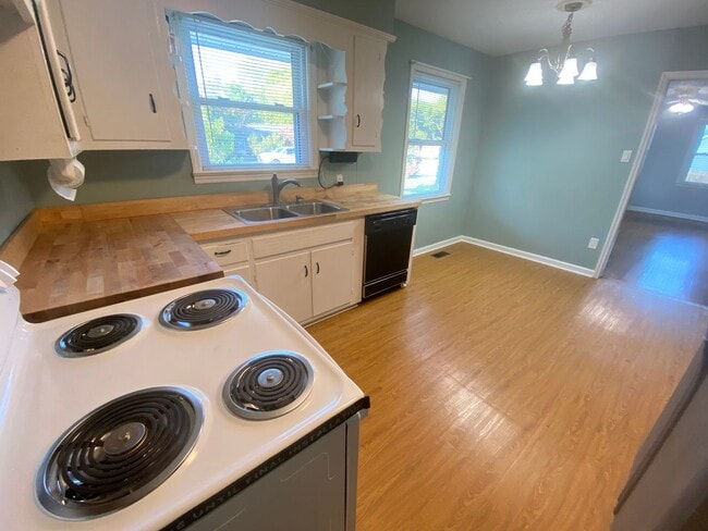 Building Photo - For Lease - 2 Beds, 1 Bath,