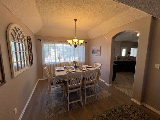 Building Photo - Charming 3-Bed, 2.5-Bath Home with Cozy Fi...