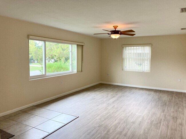 Building Photo - Clean ready to go 2/1 in Beverly Hills!
