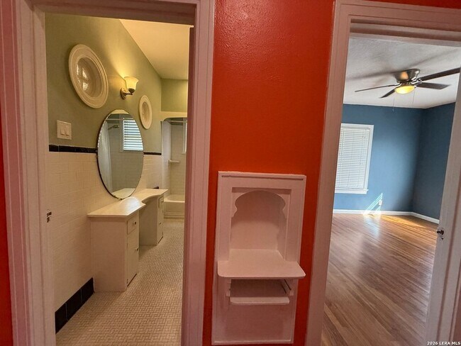 Building Photo - 530 W Gramercy Pl