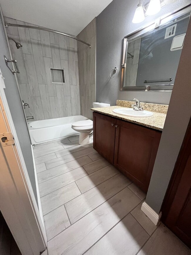 Building Photo - NE-3 bd/ 2bd Condo in gated community!