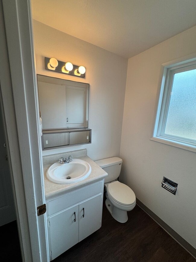 Building Photo - 3 Bedroom Duplex off Gilham Rd.