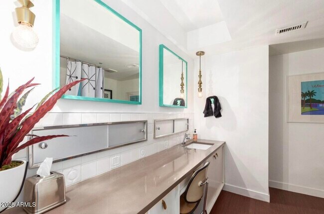 Building Photo - 3713 E Glenrosa Ave