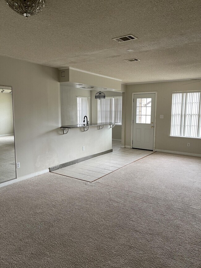 Building Photo - 12081 Longwood Dr