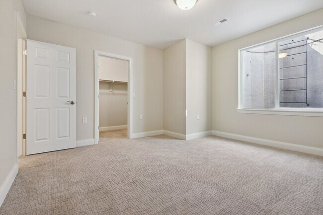 Building Photo - Gorgeous Ranch with 4 BR/3 1/2 Baths in Li...