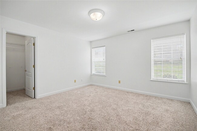Building Photo - 102 Lexington Ln