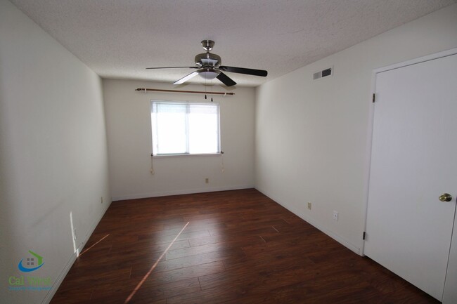 Building Photo - $2795 - Lovely Upstairs 2 Bed/1Bath Condo ...