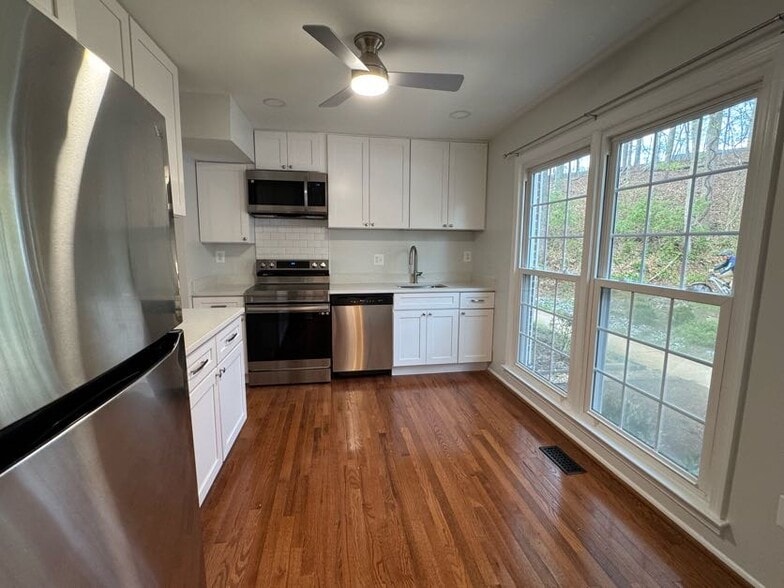 Building Photo - 5215 Lonsdale Dr
