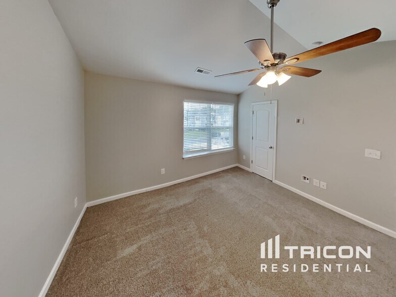Building Photo - 661 Thistle Dr