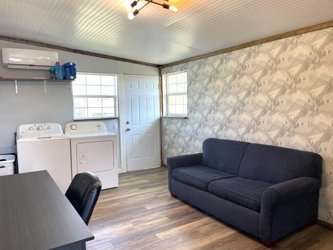 Building Photo - 1101 E College St