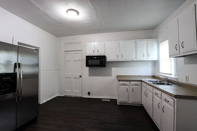 Building Photo - Just updated 2 bed 1 bath