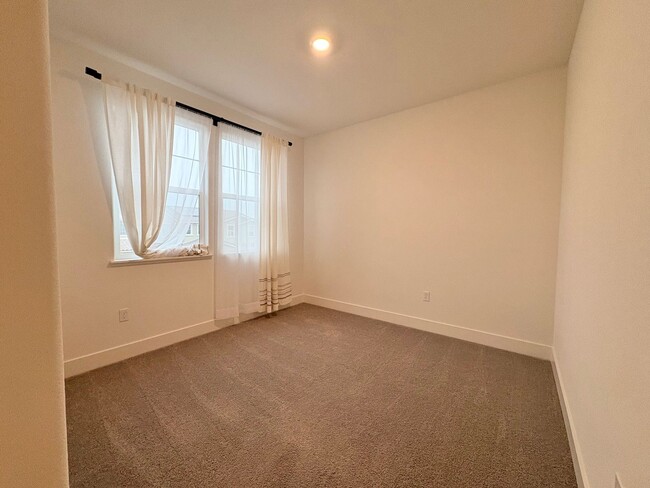 Building Photo - Beautiful 4 Bedroom 2.5 bath Home In Oakley with Solar