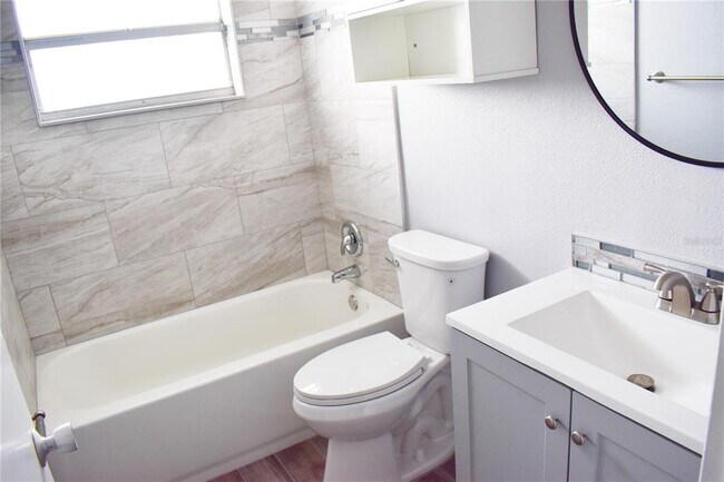 Building Photo - 7435 Hollyridge Dr