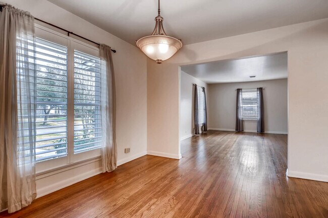 Building Photo - Charming 2 BR / 1 Bath in highly desirable Terrell Heights of San Antonio!