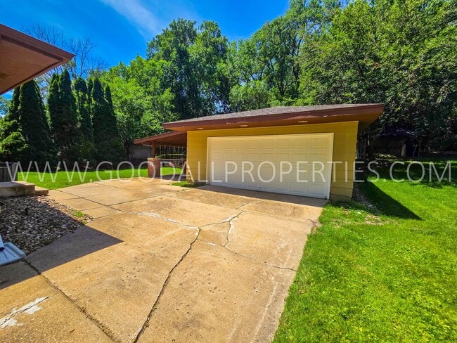 Building Photo - 4 Bedroom Split-Level Home for Rent in Urbandale – 2 Living Areas & Private Backyard!