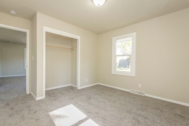 Building Photo - Spacious 2 Bedroom 1 Bathroom home