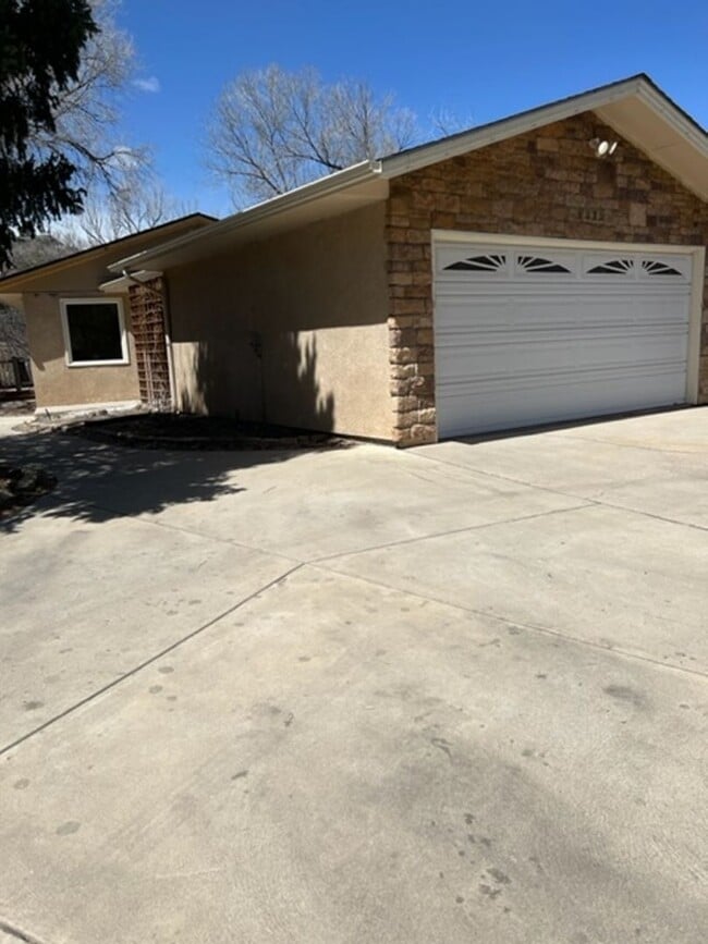 Building Photo - 4 BEDROOM HOME IN SKYWAY!!