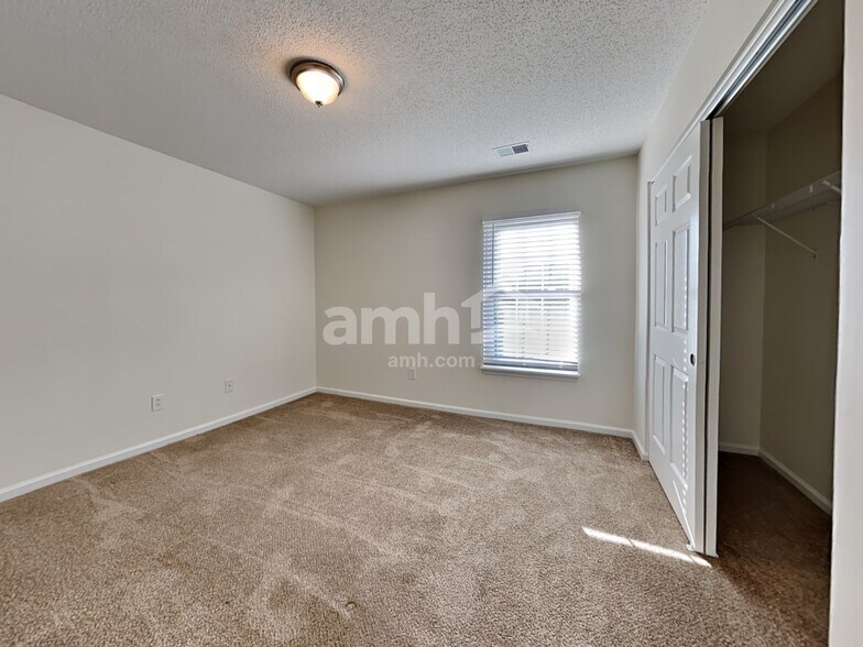 Building Photo - 516 Holiday Dr