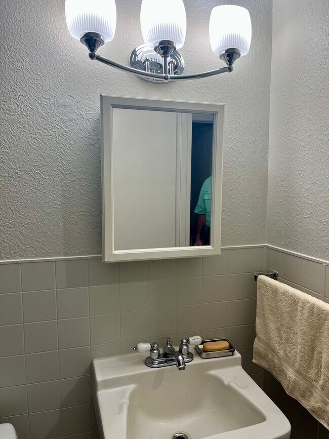 Building Photo - Port Allen-Great Location near historic downtown with new finishings!
