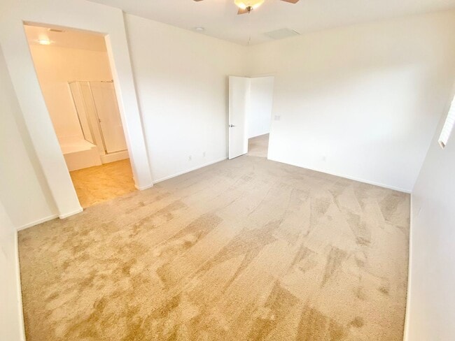 Building Photo - CUTE 3 BEDROOM / 2.5 BATHROOMS, TOWNHOME W...