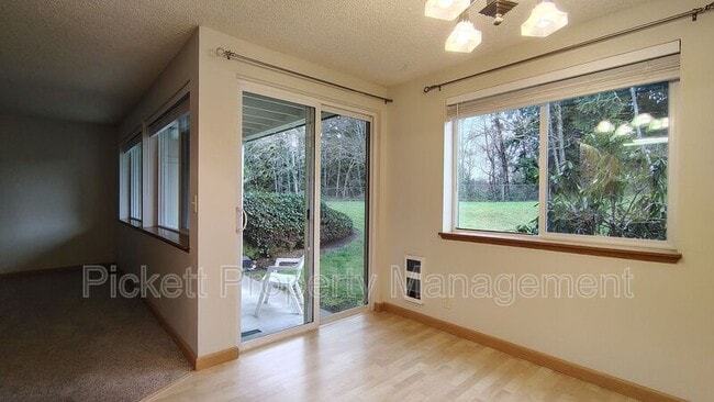 Building Photo - 20026 Vikings Crest NE