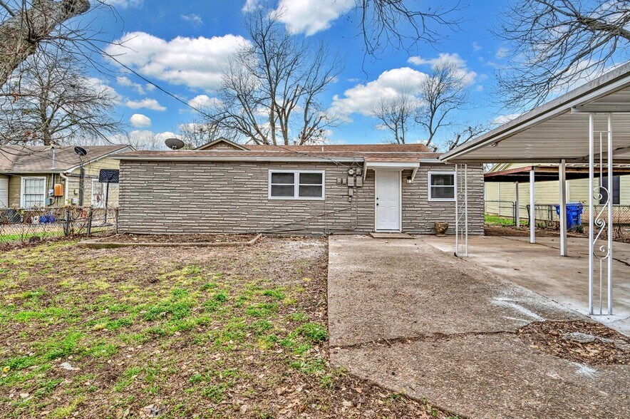 Building Photo - 3225 Edmond Ave