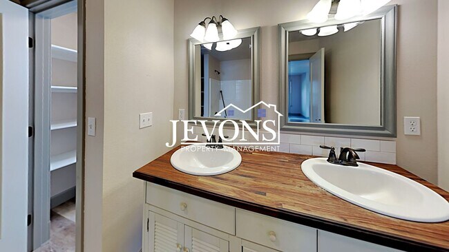 Building Photo - Spacious home with fully equipped kitchen and 2-car garage near Stewart Park