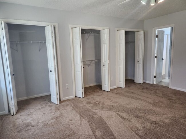 Building Photo - 210 Rivershore Dr