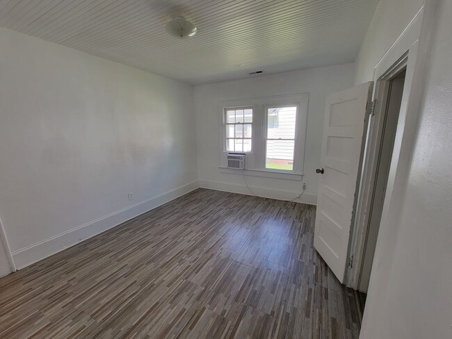 Building Photo - Great 3 bedroom 1 bath home in the heart o...