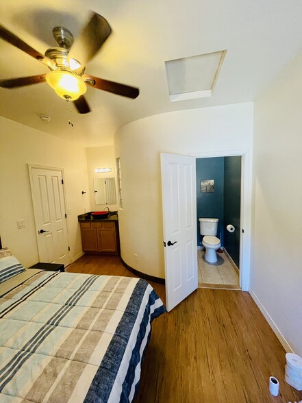 Bedroom, looking into bathroom - 125 N 17th St