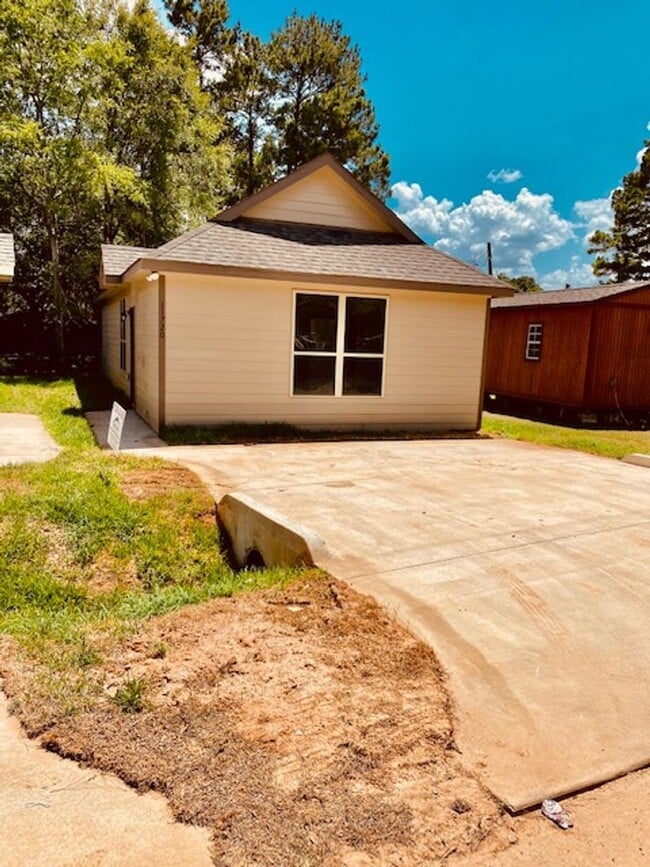 Building Photo - NEW 3 BEDROOM 2 BATH LEASE HOME IN WILLIS