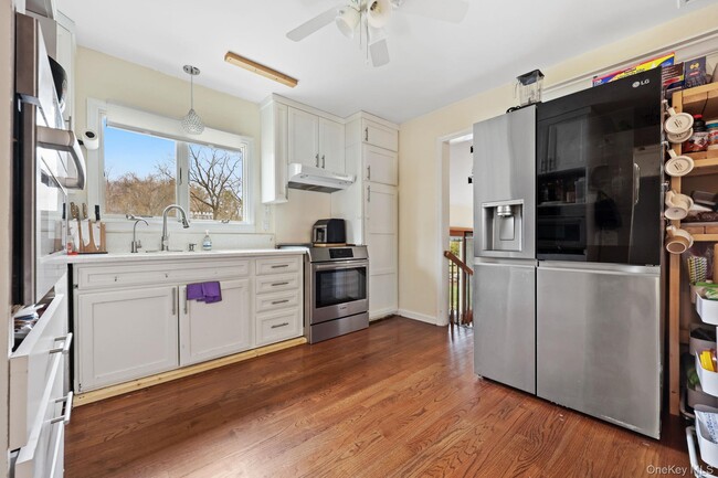 Building Photo - 2881 Meadowcrest Dr