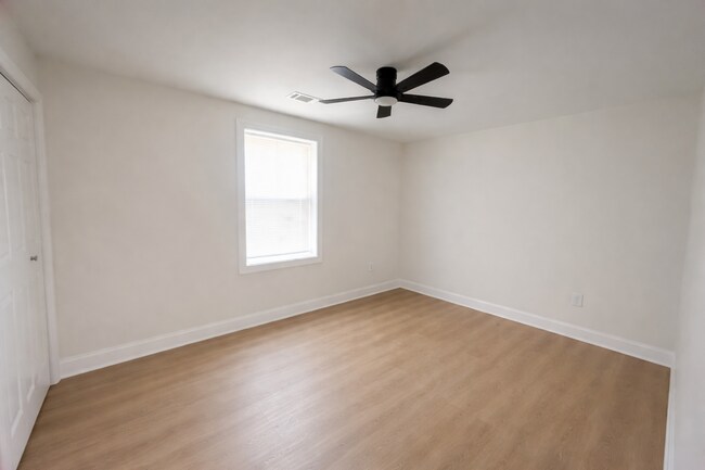 Building Photo - CHARMING RANCH STYLE HOME AVAILABLE NOW!