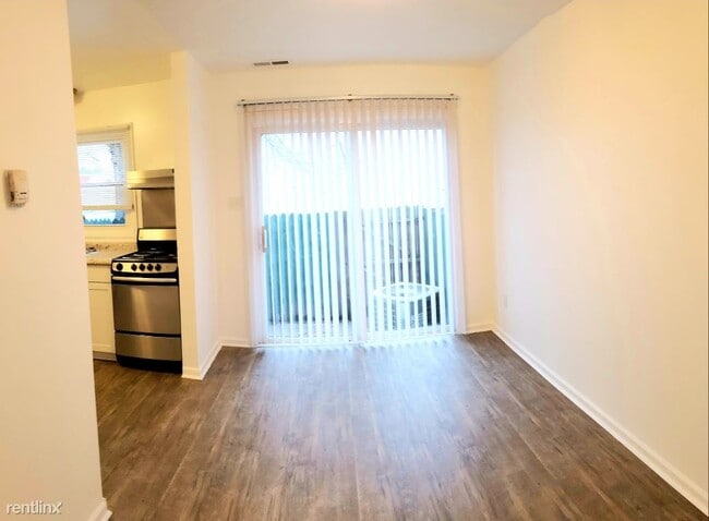 Building Photo - 3 br, 1.5 bath Townhome - 2601 Wayside Dr