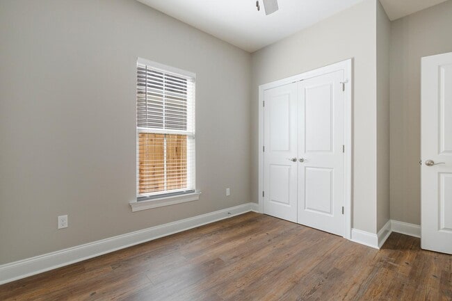 Building Photo - 518 Main St