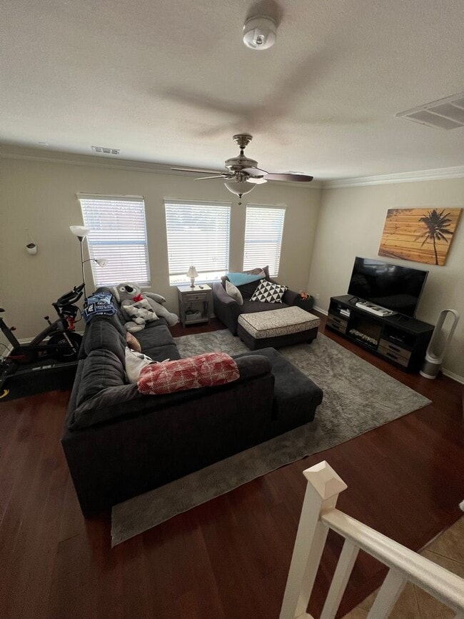 Building Photo - ABSOLUTELY AMAZING! Large 4 bedroom 2 stor...