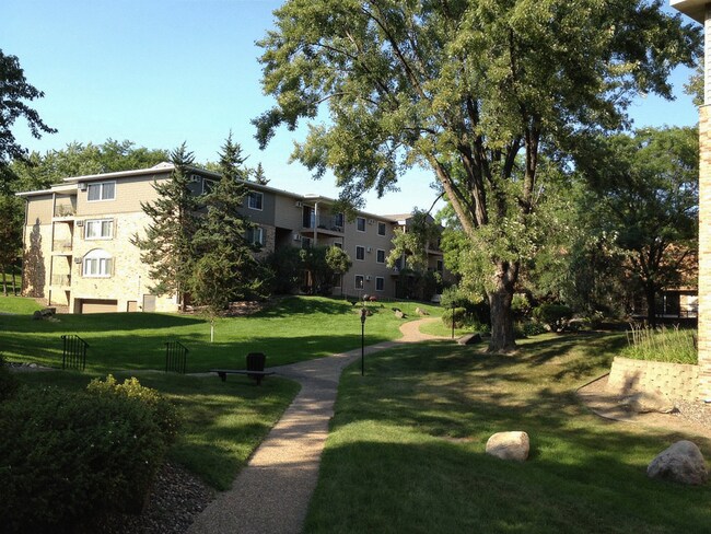 Building Photo - Updated 2bd/1ba Condo w/ Pool & Heated Par...