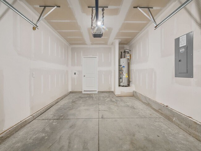 Building Photo - Modern living meets Convenience- Townhome in Greer, SC! $500 OFF First Months Rent!!