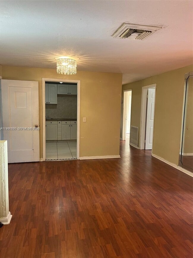 Building Photo - 538 W 1st St