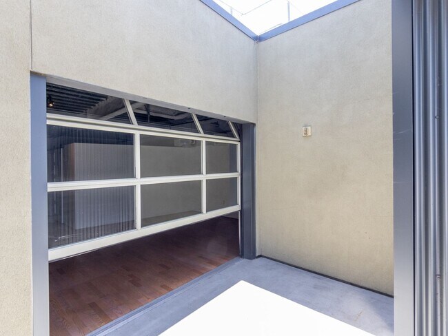 Building Photo - Top Floor 1 Bedroom Loft in Los Angeles