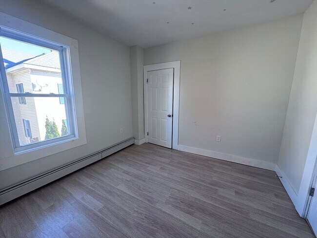 Building Photo - 116-118 Lawrence Street Unit 2