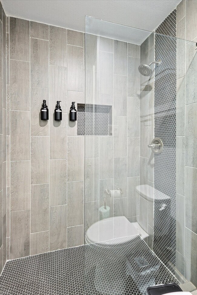 Building Photo - 521 E Robin Ct