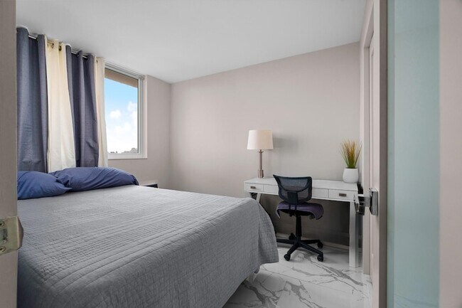 Building Photo - 2400 NE 9th St