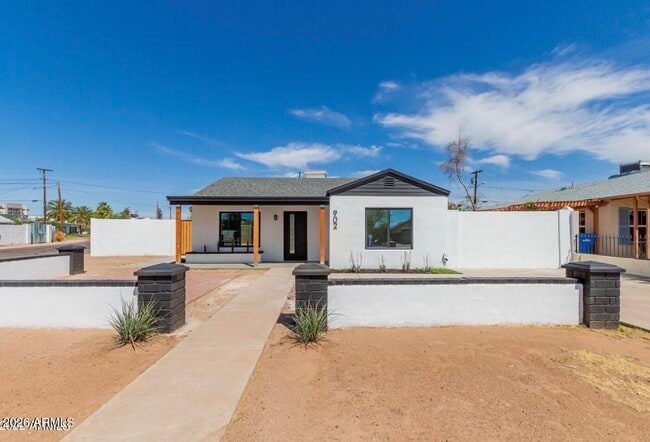 Building Photo - 902 E Fairmount Ave