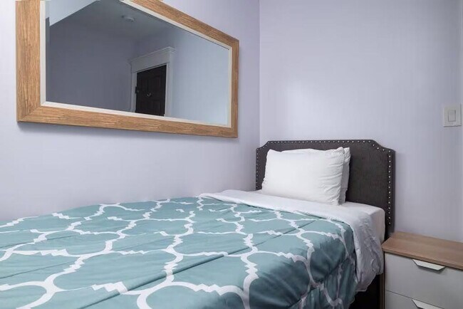 Building Photo - 810 Broadway-SI ID1511377P