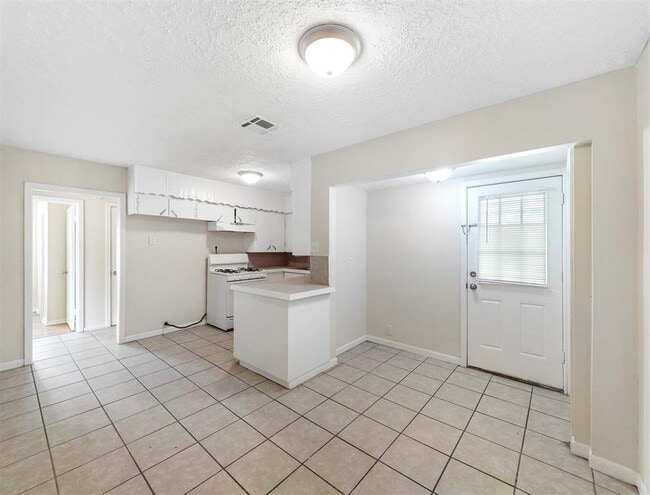 Building Photo - 1306 Briarwood Dr
