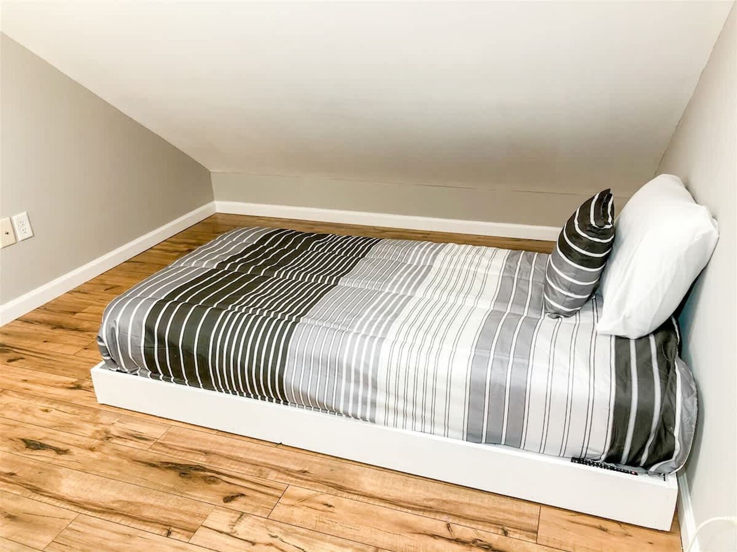 Building Photo - 5218 Beach Dr