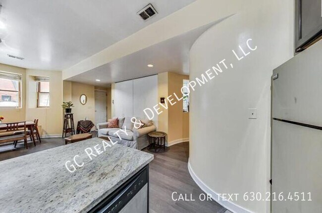 Building Photo - 1423 W Oakdale-Unit G