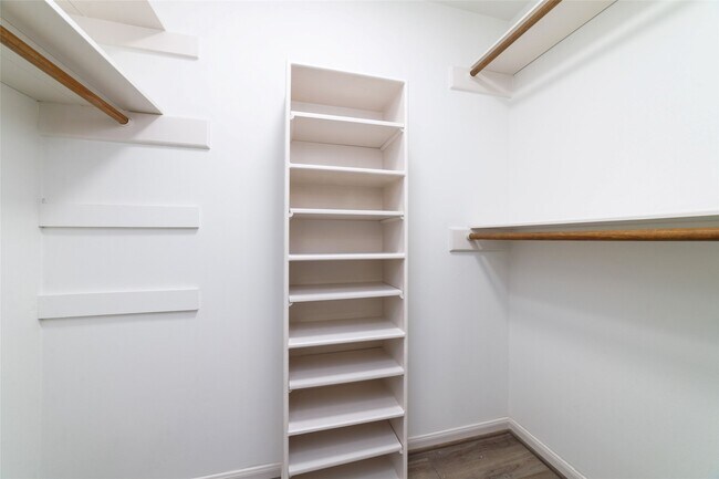 Building Photo - 154 Old Bridge Lake St